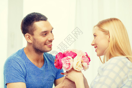 花儿对我笑男人笑着在家里送鲜花给女人 女性 花朵 男朋友 夫妻背景