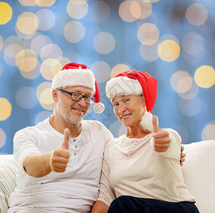 快乐的老年情侣 在圣塔帮手帽子 爱 十二月 女士背景图片