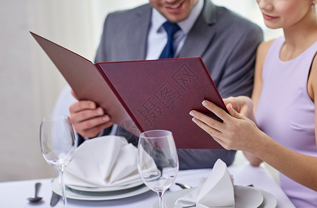 一对在餐厅吃菜单的幸福情侣 丈夫 家庭 夫妻 男朋友图片