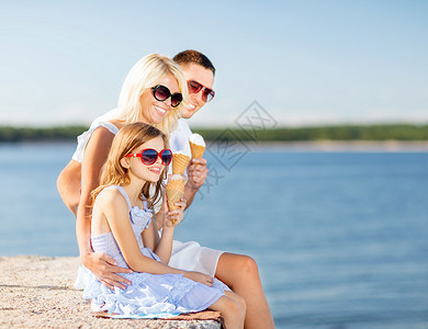 幸福家庭吃冰淇淋 乐趣 父母 喜悦 男人 太阳镜 假期图片