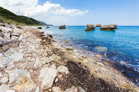 蓝海海岸有巨石和岩石的陆地景观图片