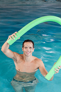 玩浮控的人 微笑 美丽的 男人 轻松 温泉 快乐的 漂浮的 水池背景图片
