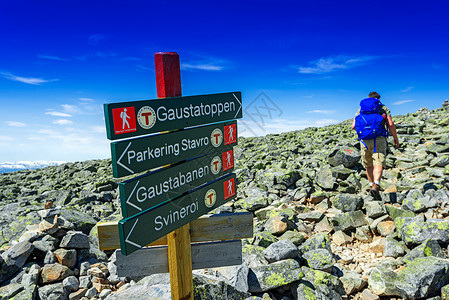 带着大旅行背包的登山者 期待着山地上 男人背景图片