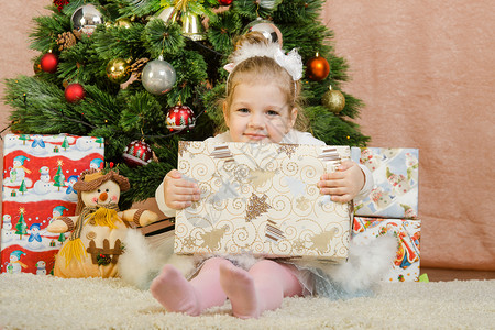 三岁女孩 圣诞树送大礼物给三岁女孩背景图片