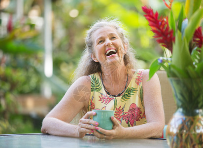 快乐的年长妇女笑背景图片