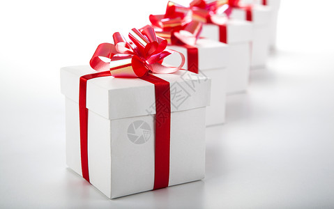 灰色上的白色礼品盒 嘉年华 红色的 假期 感恩 生日 婚礼背景图片