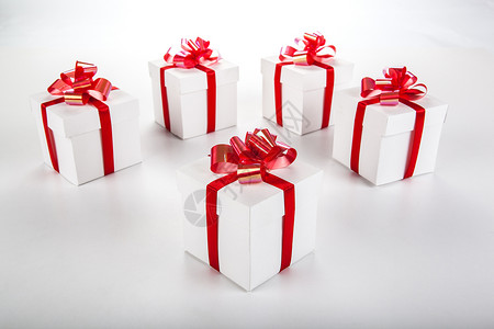 灰色上的白色礼品盒 嘉年华 包装 展示 新年背景图片