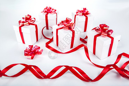 灰色上的白色礼品盒 红色的 绘图纸 展示 生日 白色的背景图片