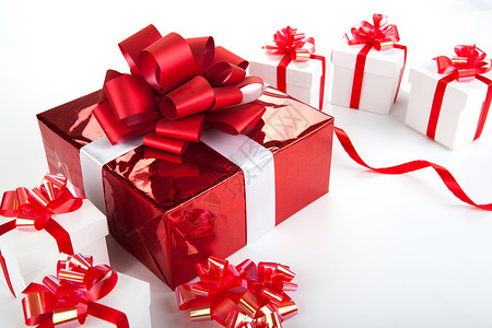 一个红色礼品盒灰色的白色礼物盒 假期 感恩 白色的背景图片