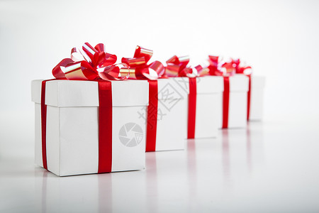 灰色上的白色礼品盒 纸板 新年 纸 丝带 圣诞节背景图片
