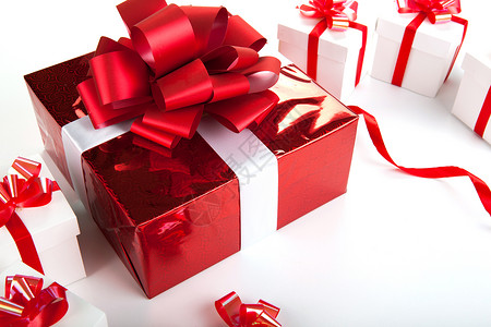 一个红色礼品盒灰色的白色礼物盒 盒子 赏金 红色的背景图片