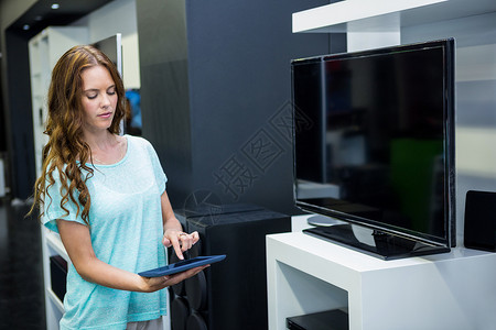 选买新电视的漂亮女人 美丽的 消费主义 女士 平板电脑 女性背景图片