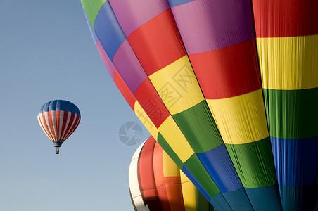 发射多彩热空气气球背景图片