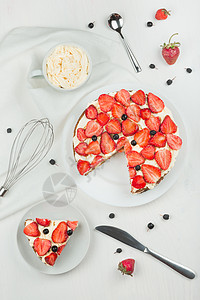 带有新鲜草莓的蛋糕 酸 水果 鞭打 食物 餐厅背景图片