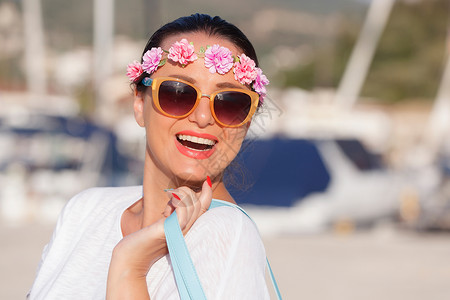 快乐的女子在码头散步和享受阳光明媚的日子图片
