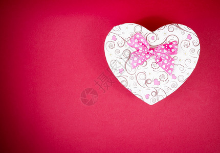 红底中字素材红底带彩带的礼物盒 情人节的概念 玫瑰花瓣 爱字背景