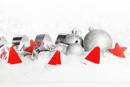 雪上的圣诞装饰 闪亮的 庆典 节 红色的 卡片背景图片