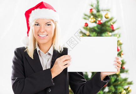圣诞商务女士 微笑 商务人士 圣诞树 水平的 女商务人士背景图片