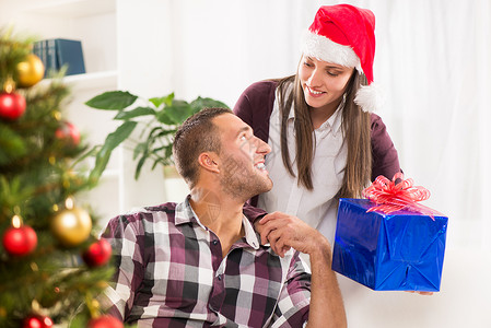 圣诞礼物 礼物盒 圣诞装饰 幸福 爱 两个人 坐着 团结 浪漫背景图片