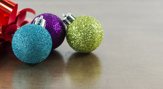 蓝色 平粉和绿色圣诞节球 庆典 蓝色的 传统的背景图片