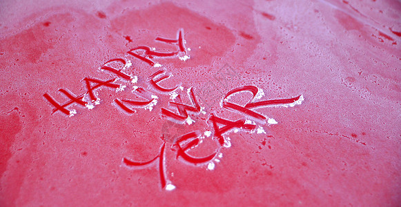 红色冻铁板上的文字 新年快乐 霜 红色背景 假期 霜背景背景图片