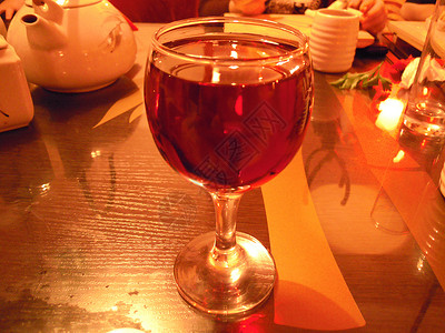 一杯红酒在酒吧的桌子上背景图片