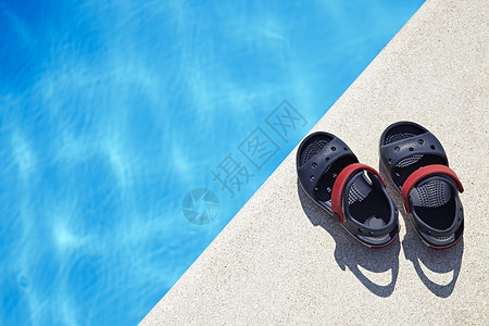 凉鞋怀特豪斯游泳池在边缘旅游度假区高清图片