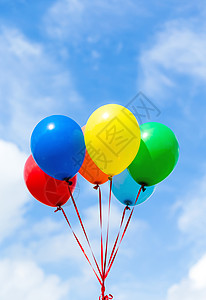 蓝色天空的多彩气球 蓝色的 橡皮 乐趣 自由 高的 有趣的背景图片