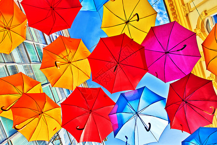 作为街头装饰的多彩雨伞 阳伞 街道 色的雨伞 文化背景图片