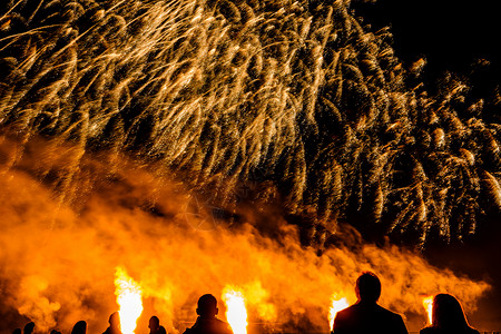 夜空中的多彩烟花 展示 庆典 七月 自由 喜庆的 魔法背景图片