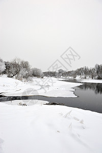 河水冻僵了 树木 仙境 天 季节 冬季 假期 冰 雪花背景图片