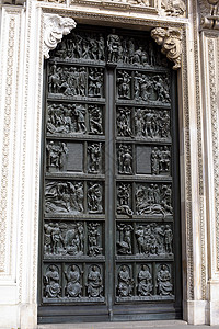 米兰大教堂门 黑色的 雕塑 黑暗的 三角形 大理石 历史的背景图片
