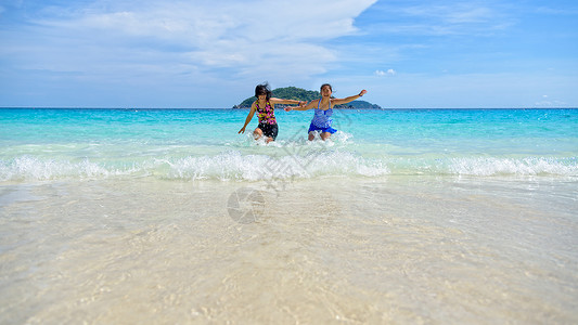 母亲和女儿在海滩上幸福快乐 快乐的 乐趣 泳装 女孩图片