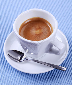 咖啡杯 热的 美式咖啡 喝 杯子 飞碟 浓咖啡 桌布 白色的背景图片