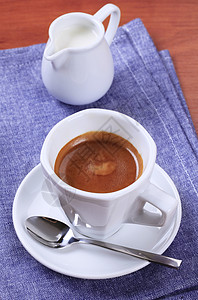 咖啡杯 奶精 桌布 泡沫 杯子 美式咖啡 勺子 喝 餐巾背景图片