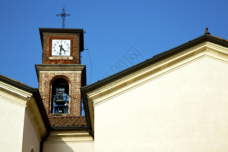 敲响旧教堂塔的钟声图片