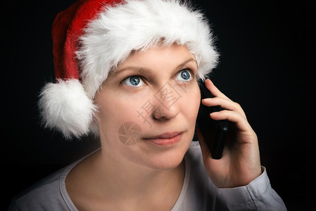 圣诞节前夕在手机上说话的女人们 讲话 聊天 交流图片