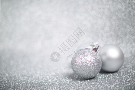 银圣诞球 卡片 圣诞节 背景虚化 装饰风格 假期 闪光背景图片