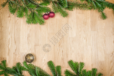 带有圣诞节装饰的树枝 木板 木头 季节 庆典背景图片