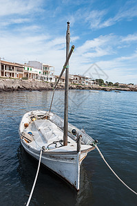 在港口停泊的Llaut高清图片