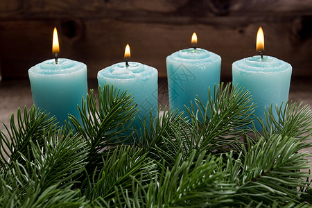 装饰蓝色圣诞蜡烛 锥体 燃烧 装潢 庆祝活动 烧伤 花圈背景图片