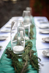 树林中的婚礼仪式 桌子 优雅 灯 花的 派对图片