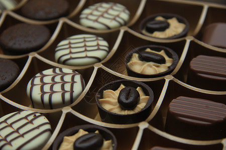 巧克力包装展示盒装巧克力糖果 果仁糖 礼物盒 金子 可口 浪漫 小吃 手工制作的背景