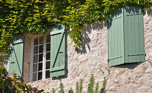 在法国村庄的一所房屋上高清图片