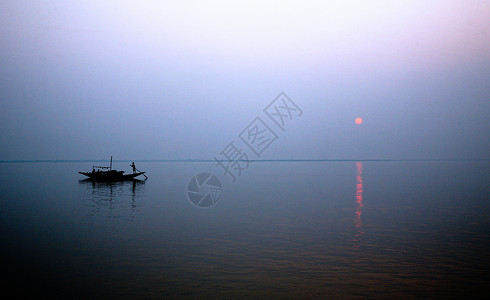 斯科本在印度最神圣的河流上 一个惊人的夕阳照耀着印度 西孟加拉Sundarbans的恒河三角洲 观光 兴趣背景