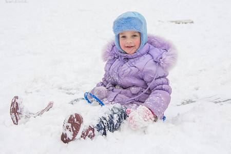 快乐的小女孩滑下冰雪山背景图片