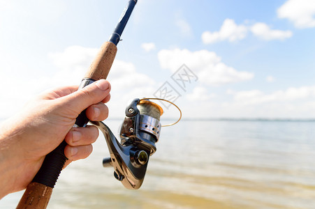 渔业 运动钓鱼 钓鱼 垂钓者 成人 海洋 天空 蓝色的 放松图片