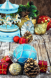传承圣诞玩具用于节假日 复古的 假期 雪 球 旋转木马背景图片