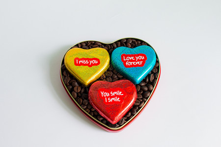 情人节巧克力包装纸 彩色巧克力心的巧克力 浪漫的 盒子背景图片