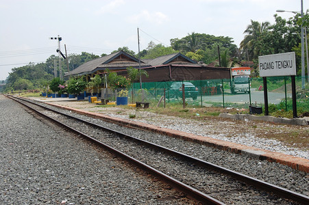 位于马来西亚境外火车站的铁路站平台背景图片